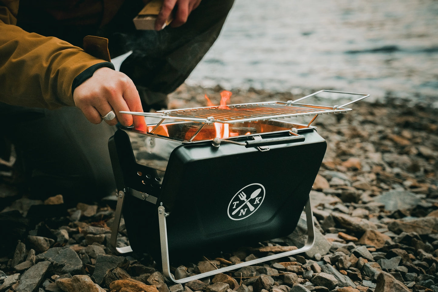 Barbecue portable à charbon en mallette – Compact & léger pour camping et voyage